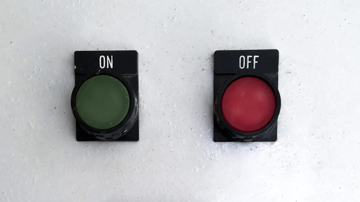 В чем разница между кнопочным переключателем с нормально разомкнутым (NO) и нормально замкнутым (NC) контактом?